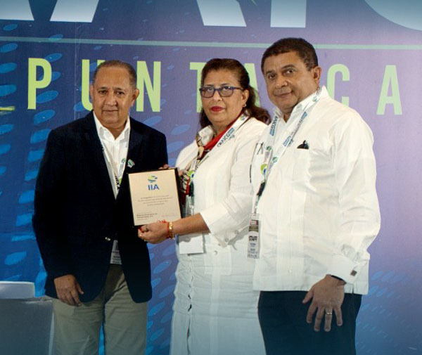 José Nuñez, gerente auditoria interna EGE Haina, Elsa Peña segunda vicepresidente EGE Haina, MarioHenriquez Vocal IAIRD