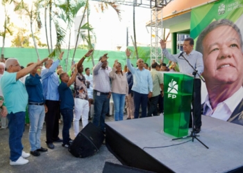 Leonel fernández juramenta a cientos de exdirigentes del pld en fuerza del pueblo en peravia