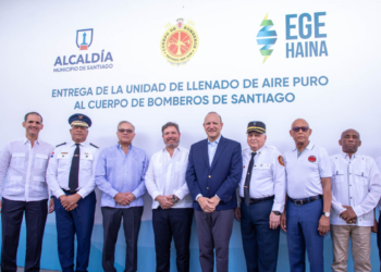 Ege haina dona moderno equipo de llenado de aire puro a bomberos de santiago en homenaje a george schwarzbartl