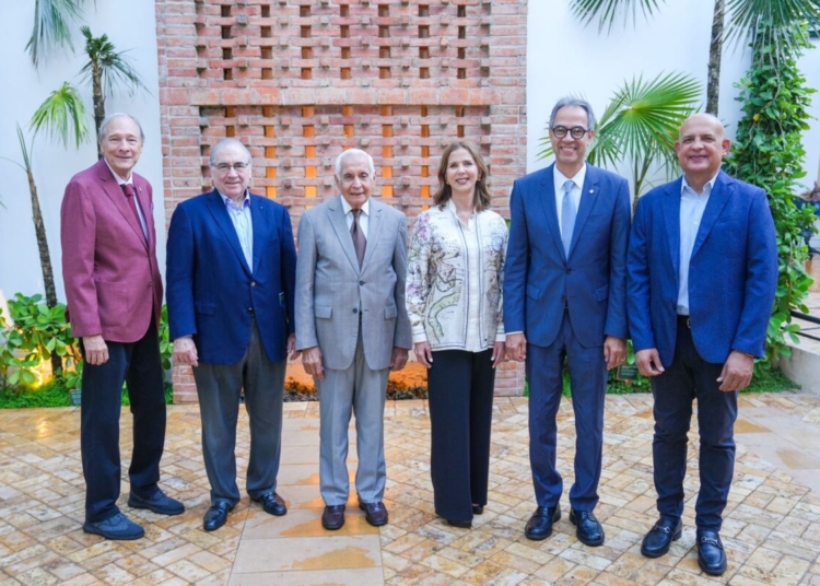 De izquierda a derecha, los señores Geo Ripley, Manuel García Arévalo, Abelardo Jiménez, Carmen Rita Cordero, José Mármol y José Enrique Delmonte.