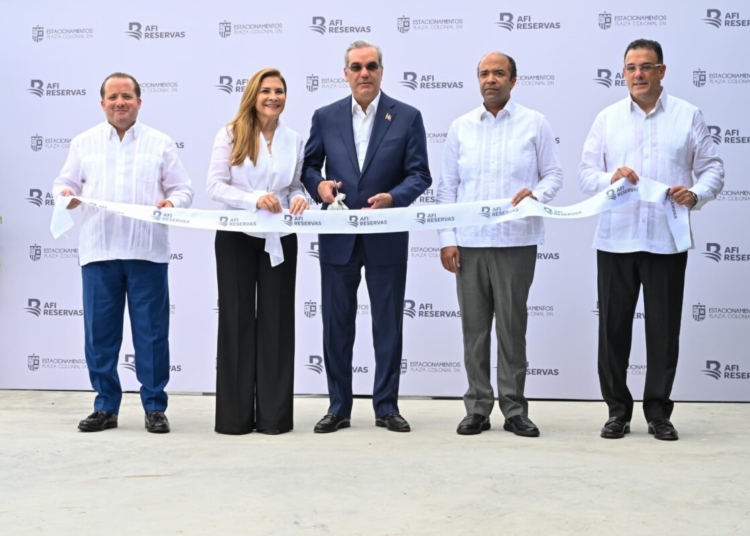 El presidente Luis Abinder realiza el corte de cinta de la inauguración del estacionamiento Plaza Zona Colonial, en presencia del ministro de la Presidencia, José Ignacio Paliza; la alcaldesa del Distrito Nacional, Carolina Mejía; el presidente ejecutivo de Banreservas, Samuel Pereyra; y el vicepresidente ejecutivo de AFI Reservas, Ian Rondón.
