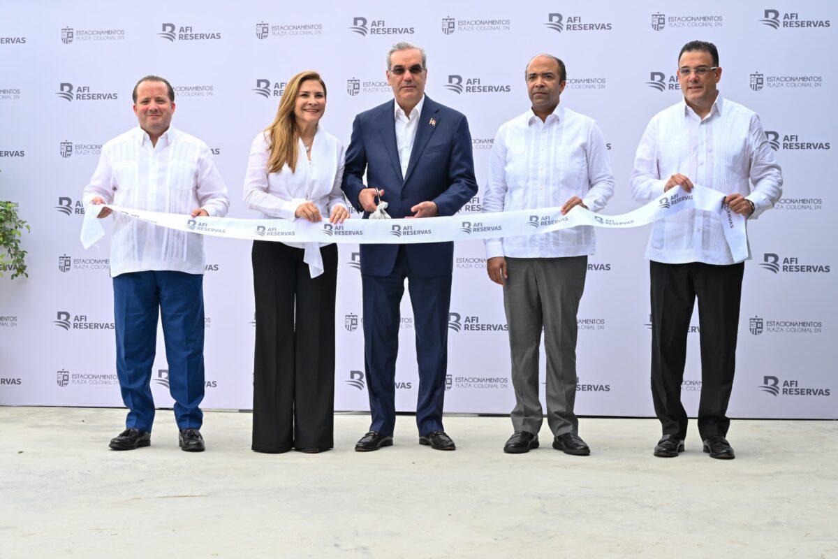 El presidente Luis Abinder realiza el corte de cinta de la inauguración del estacionamiento Plaza Zona Colonial, en presencia del ministro de la Presidencia, José Ignacio Paliza; la alcaldesa del Distrito Nacional, Carolina Mejía; el presidente ejecutivo de Banreservas, Samuel Pereyra; y el vicepresidente ejecutivo de AFI Reservas, Ian Rondón.