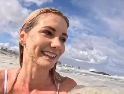 Influencer se baña en aguas residuales confundiéndolas con espuma marina