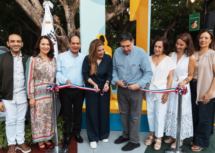 Carolina mejía y centro amaya inauguran escultura "reto al futuro"