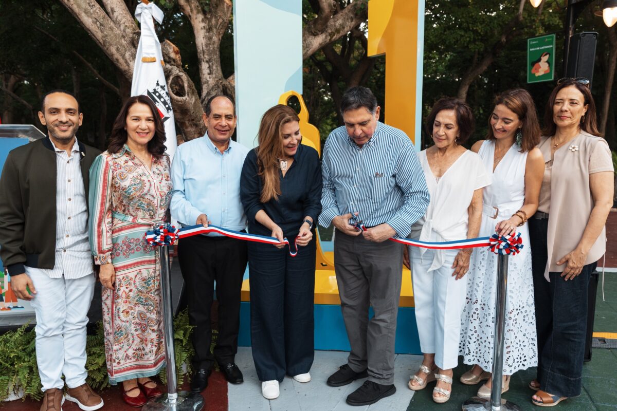 Carolina mejía y centro amaya inauguran escultura "reto al futuro"