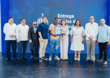 Gobierno entrega títulos en bonao