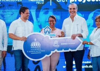 Abinader entrega apartamentos en boca chica y supervisa av. Ecológica