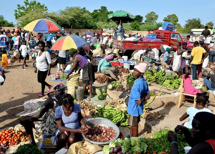 Comerciantes de dajabón atrapan y golpean a ladrón en mercado binacional