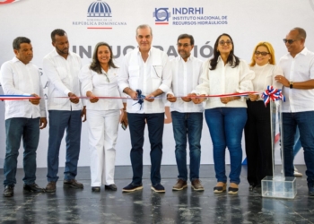 Abinader inaugura obras hidráulicas y social en azua