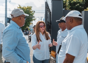 Carolina mejía recorre cementerios y envía mensaje especial por el día de los padres
