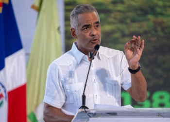 El ministro joel santos explica la importancia de la línea de transmisión 138 kv cruce de ocoa–ocoa.
