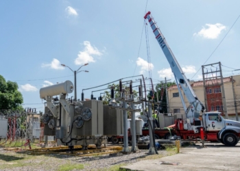 Edesur instala nuevo transformador para mejorar servicio en san cristóbal