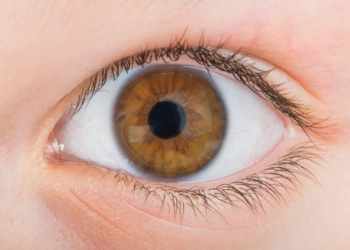 Hábitos diarios que dañan tus ojos: consejos de una oftalmóloga