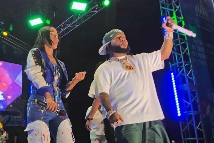 El exponente urbano Chimbala (centro), estuvo entre los participantes de la fiesta de cumpleaños del futbolista del Barcelona, Lamine Yamal.