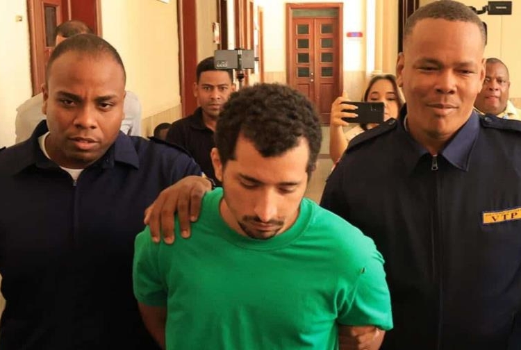 Jean Andrés Pumarol Fernández (centro) es conducido a una audiencia para conocerle la medida de coerción, el 27 de julio del 2025.