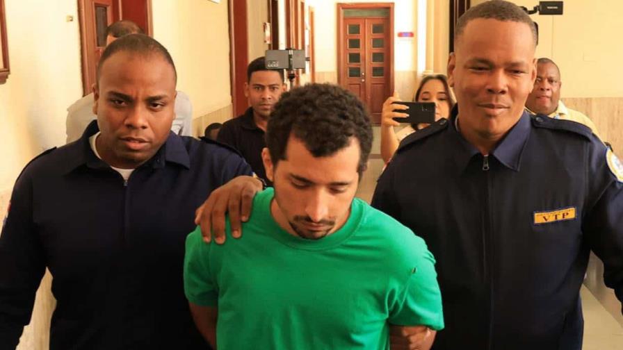 Jean Andrés Pumarol Fernández (centro) es conducido a una audiencia para conocerle la medida de coerción, el 27 de julio del 2025.