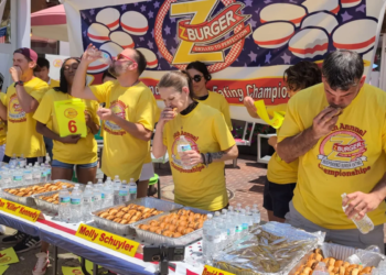 ¡récord! Molly schuyler devora 40 hamburguesas y revalida título en washington
