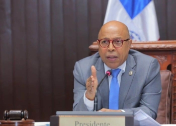 Diputados aprueban reducir pasantía médica obligatoria a seis meses