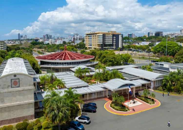 Jóvenes eligen carreras saturadas, ignoran demanda del mercado