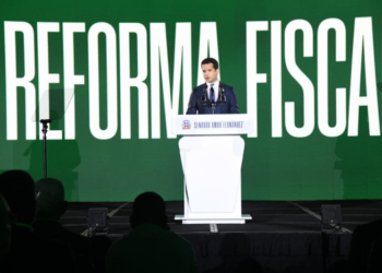 Omar fernández rinde informe de su primer año como senador