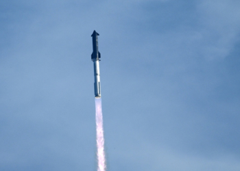 378 / 5,000 el cohete starship de spacex despega desde starbase, texas, visto desde south padre island el 26 de agosto de 2025, para su décimo vuelo de prueba.