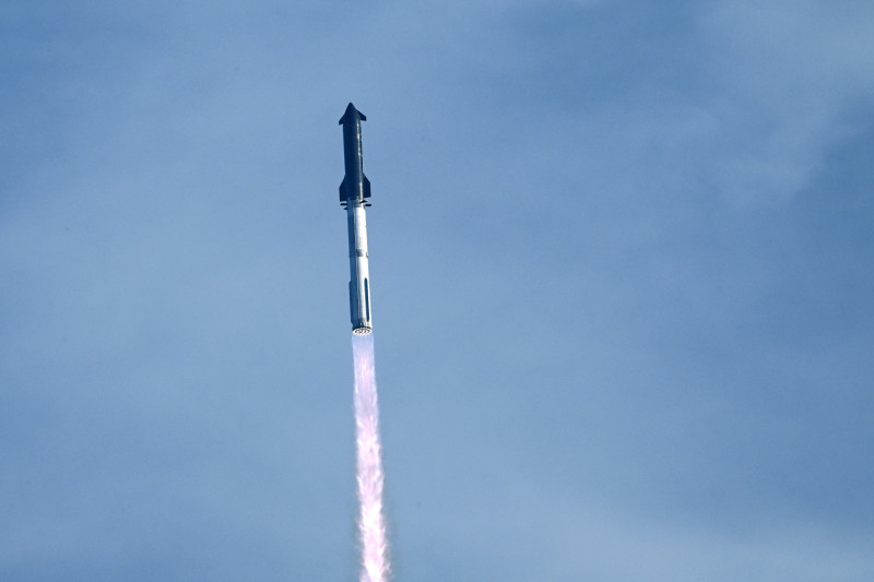 378 / 5,000 El cohete Starship de SpaceX despega desde Starbase, Texas, visto desde South Padre Island el 26 de agosto de 2025, para su décimo vuelo de prueba.