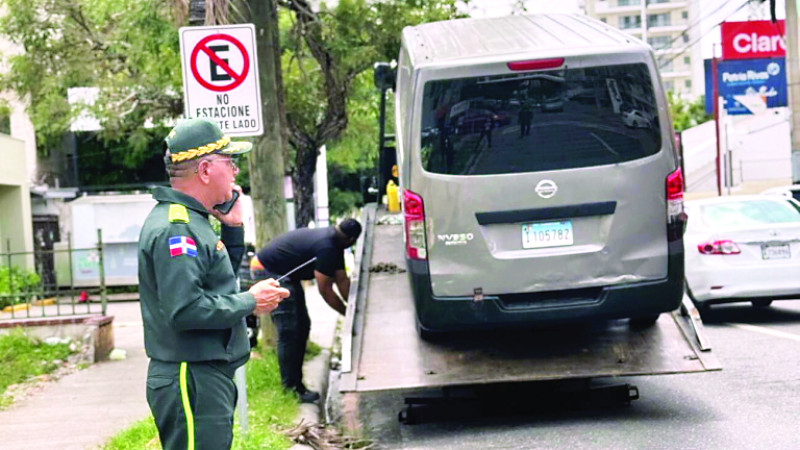 Grúa remueve vehículo.