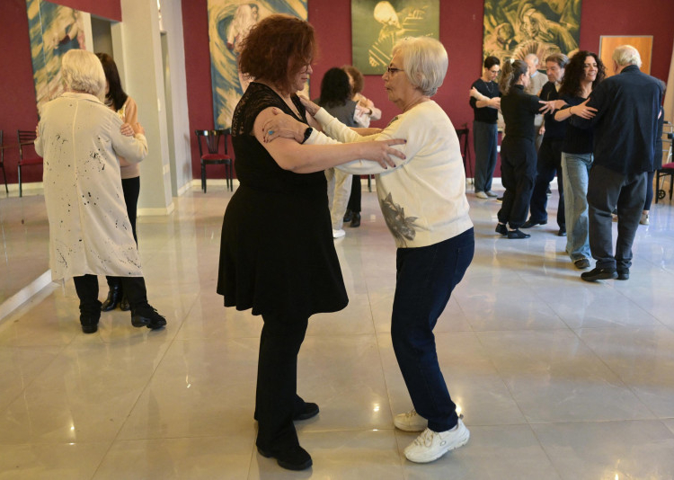 Una anciana con párkinson baila con la profesora de tango verónica alegre durante una sesión de tangoterapia en buenos aires el 26 de agosto de 2025. Afp