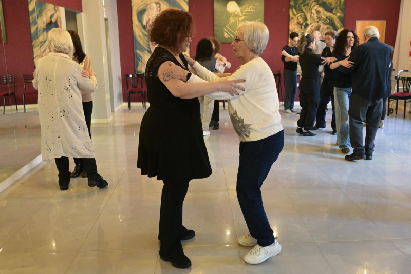 Una anciana con párkinson baila con la profesora de tango verónica alegre durante una sesión de tangoterapia en buenos aires el 26 de agosto de 2025. Afp