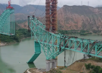 Derrumbe de puente deja al menos 12 muertos en china