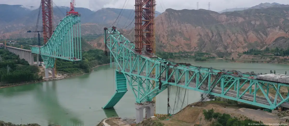 Derrumbe de puente deja al menos 12 muertos en china