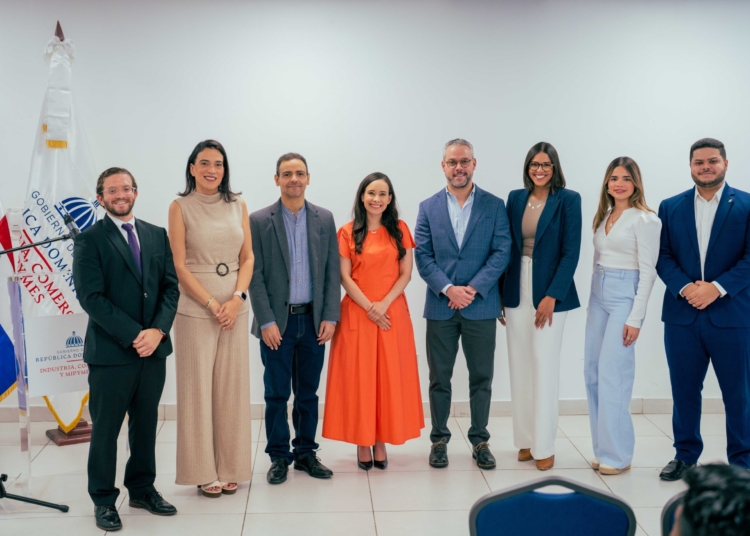 De izquierda a derecha, los señores José Alfredo Sánchez, Carolina Morales, Marco Marmolejos, Ilena Rosario, Yaqui Núñez, Anabel Luna, Gabriela Noboa y Luigi Pastrano.