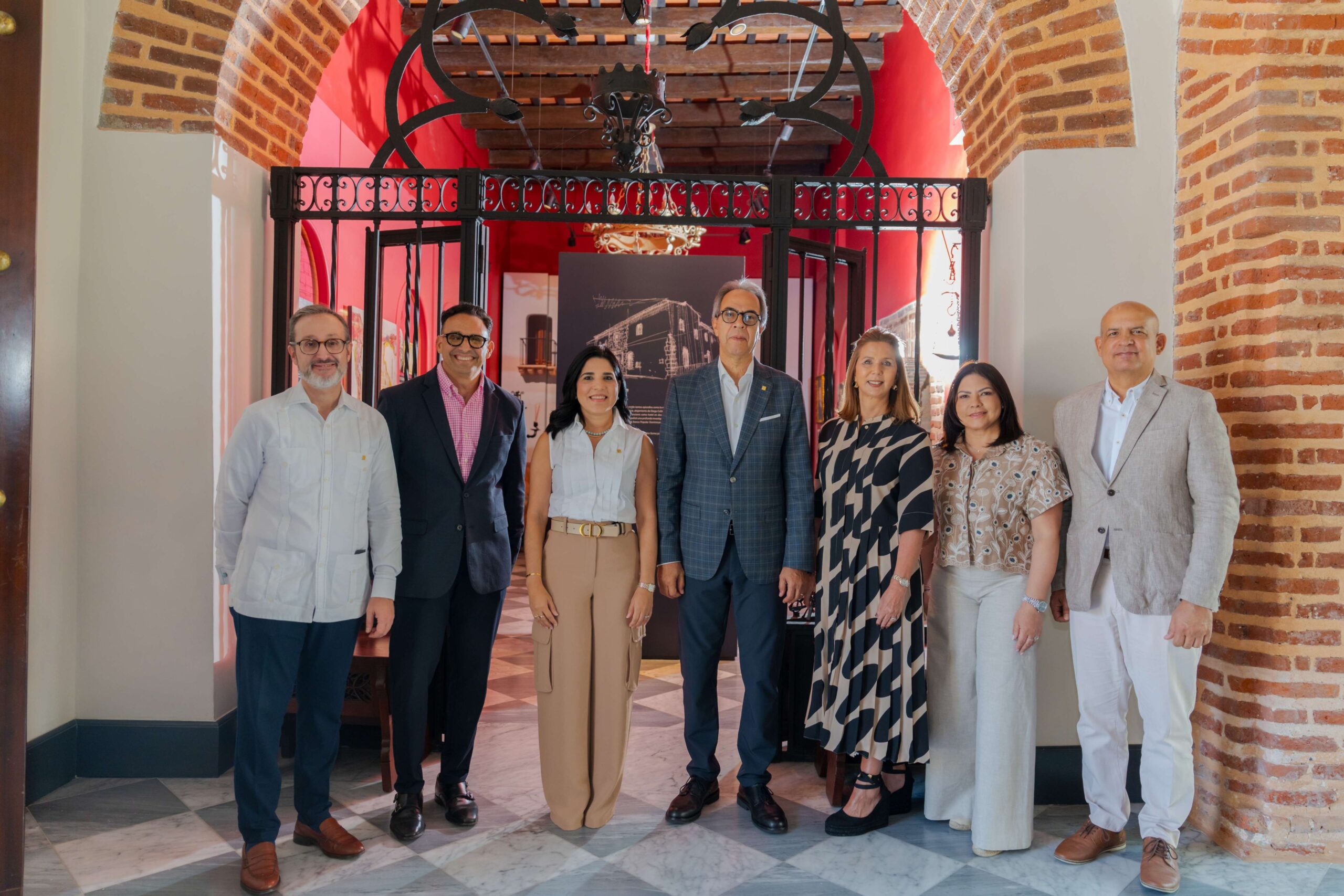 De izquierda a derecha, los señores Esteban Martínez-Murga, Jordi Veras, Mariel Bera, José Mármol, Carmen Rita Cordero, Sonia Mordan y José Enrique Delmonte.