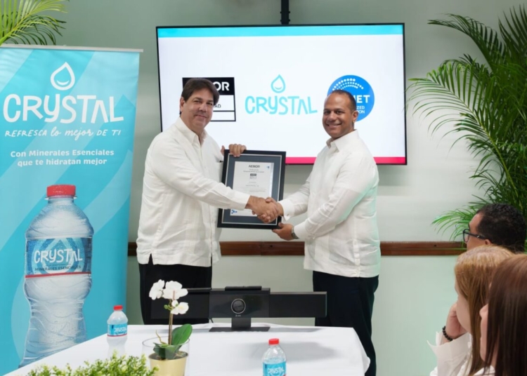 Enrique Noboa, gerente general de Agua Crystal, y Ariel Espejo, director de AENOR Rep. Dom.