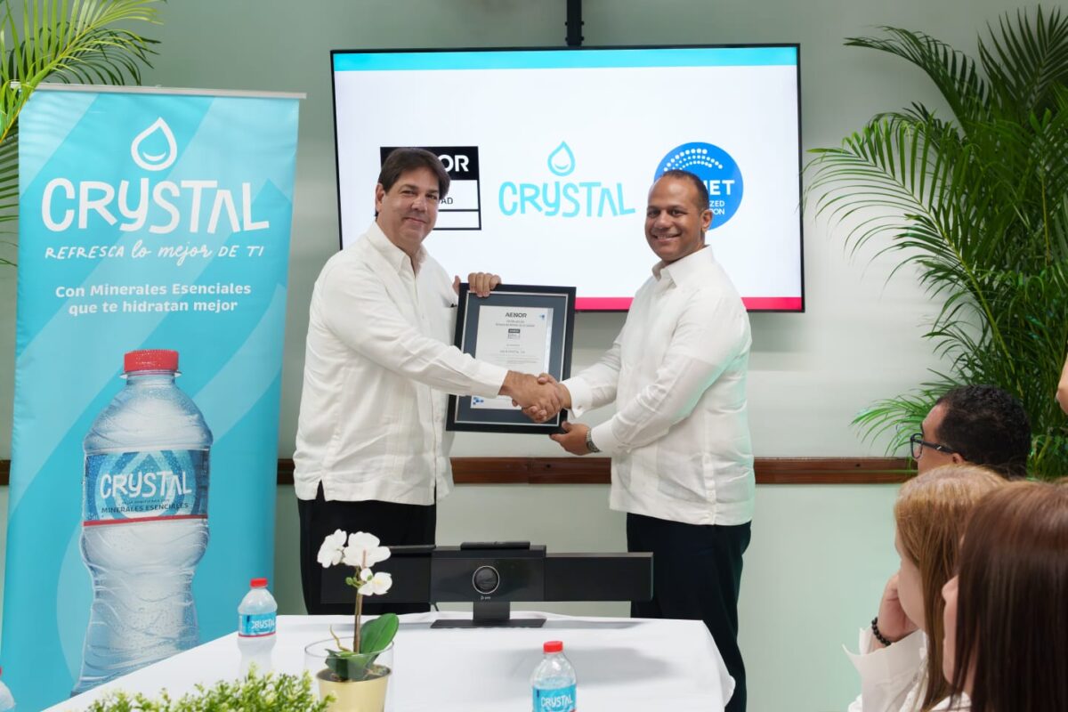 Enrique Noboa, gerente general de Agua Crystal, y Ariel Espejo, director de AENOR Rep. Dom.