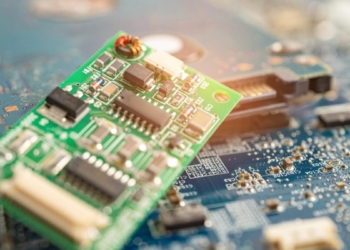 Trump impone un arancel del 100% a chips importados