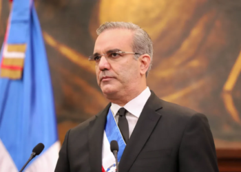 Abinader reta a la oposición a discutir con moody's sobre la calificación del país