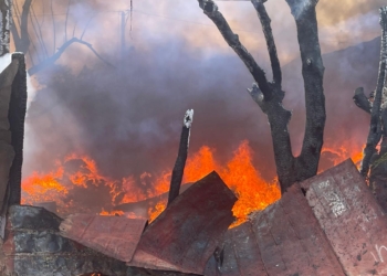 Explosión de transformador provoca fuego que destruye casa y depósito en santiago