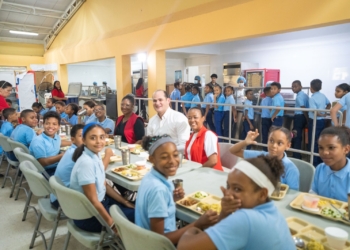 Director del inabie supervisa alimentación escolar y comparte con estudiantes