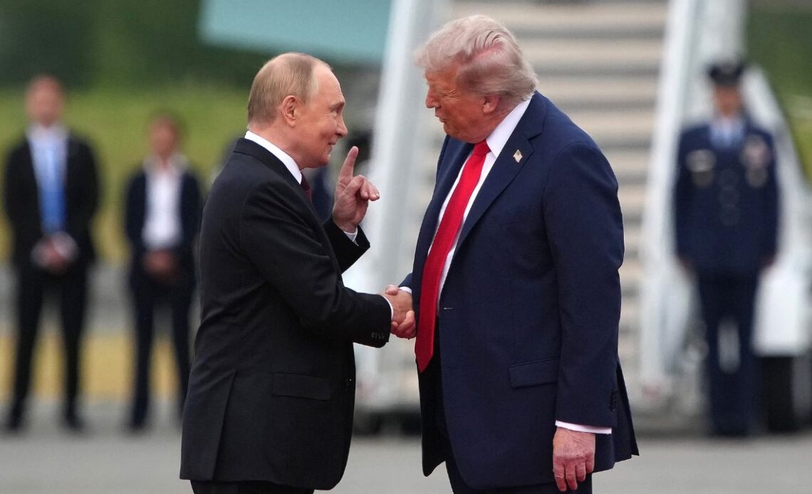 ¡como viejos amigos! Trump y putin se saludan con sonrisas en alaska