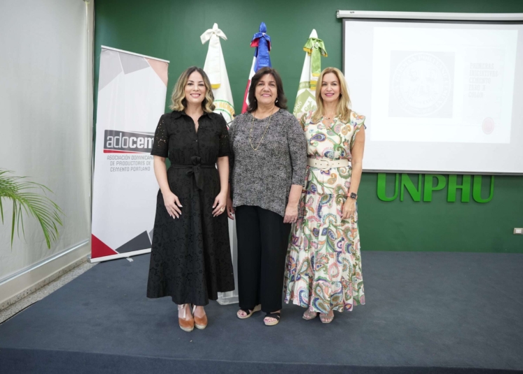 Virginia Abreu, arquitecta Carmen Ortega González y Julissa Baéz