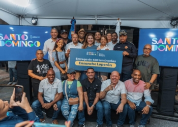 Carolina mejía ilumina ensanche luperón con 480 luminarias led