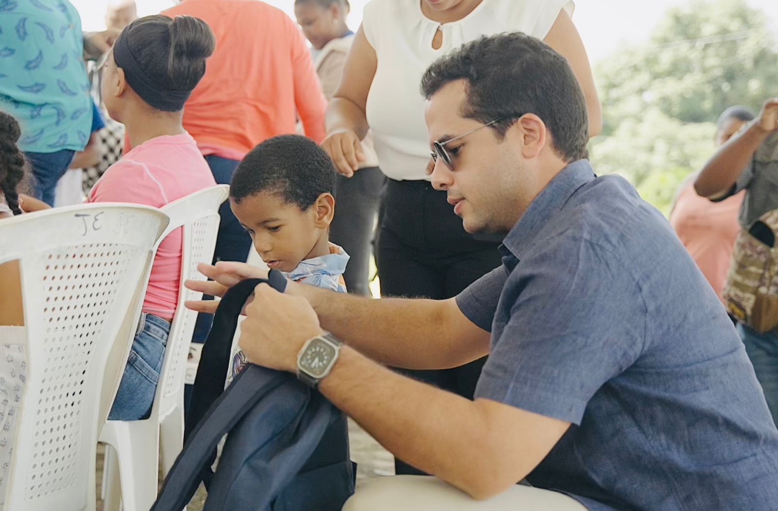 Omar Fernández entrega útiles escolares a estudiantes de Dajabón