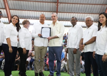 Abinader entrega 1,910 títulos de propiedad en los guaricanos