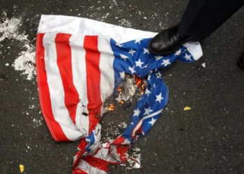 Trump firma orden ejecutiva para penalizar a quienes quemen la bandera de ee. Uu.