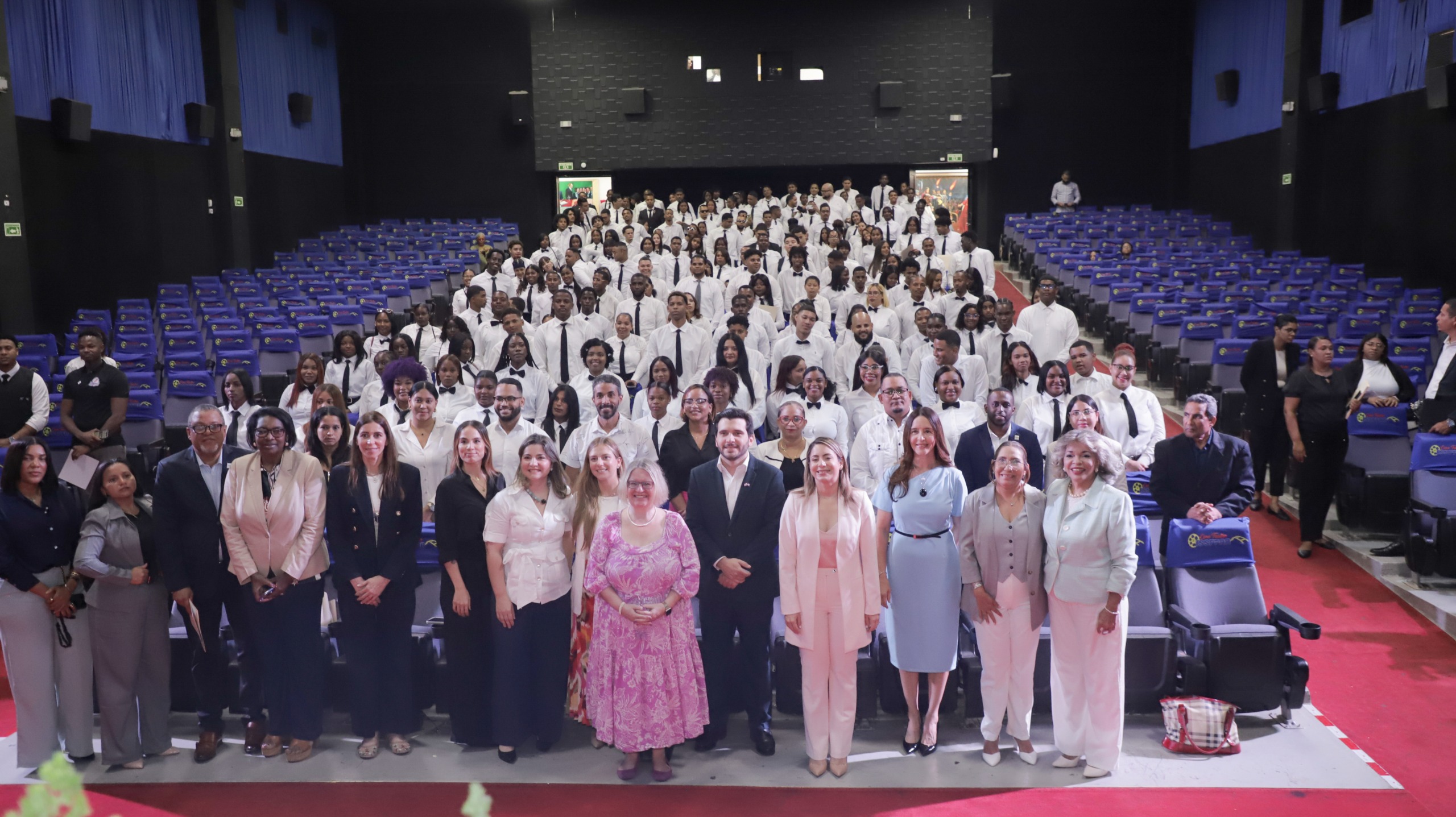 Diageo y supérate gradúan a 605 jóvenes para impulsar el turismo dominicano