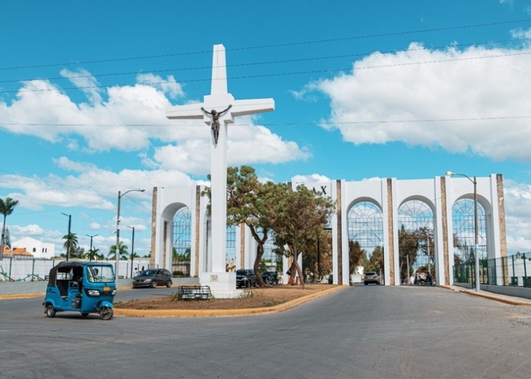 Alcaldía del distrito nacional inicia construcción de verja perimetral en el cementerio cristo redentor