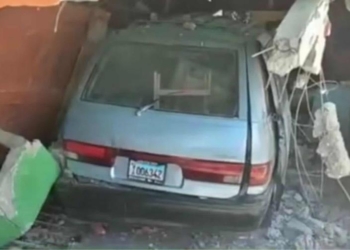 Al menos 10 heridos al estrellarse minibús contra colmado en puerto plata