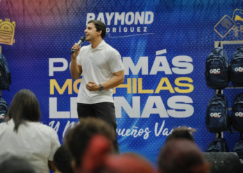 Fundación gbc y raymond rodríguez donan útiles escolares a 1,500 estudiantes de villa juana