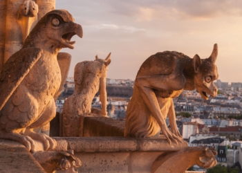 Las gárgolas de notre dame: guardianas de piedra de la lluvia y la historia